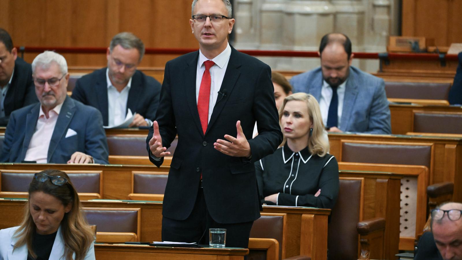 Rétvári Bence, a KDNP frakcióvezetője felszólal az Országgyűlés plenáris ülésén 2026. május 27-én.