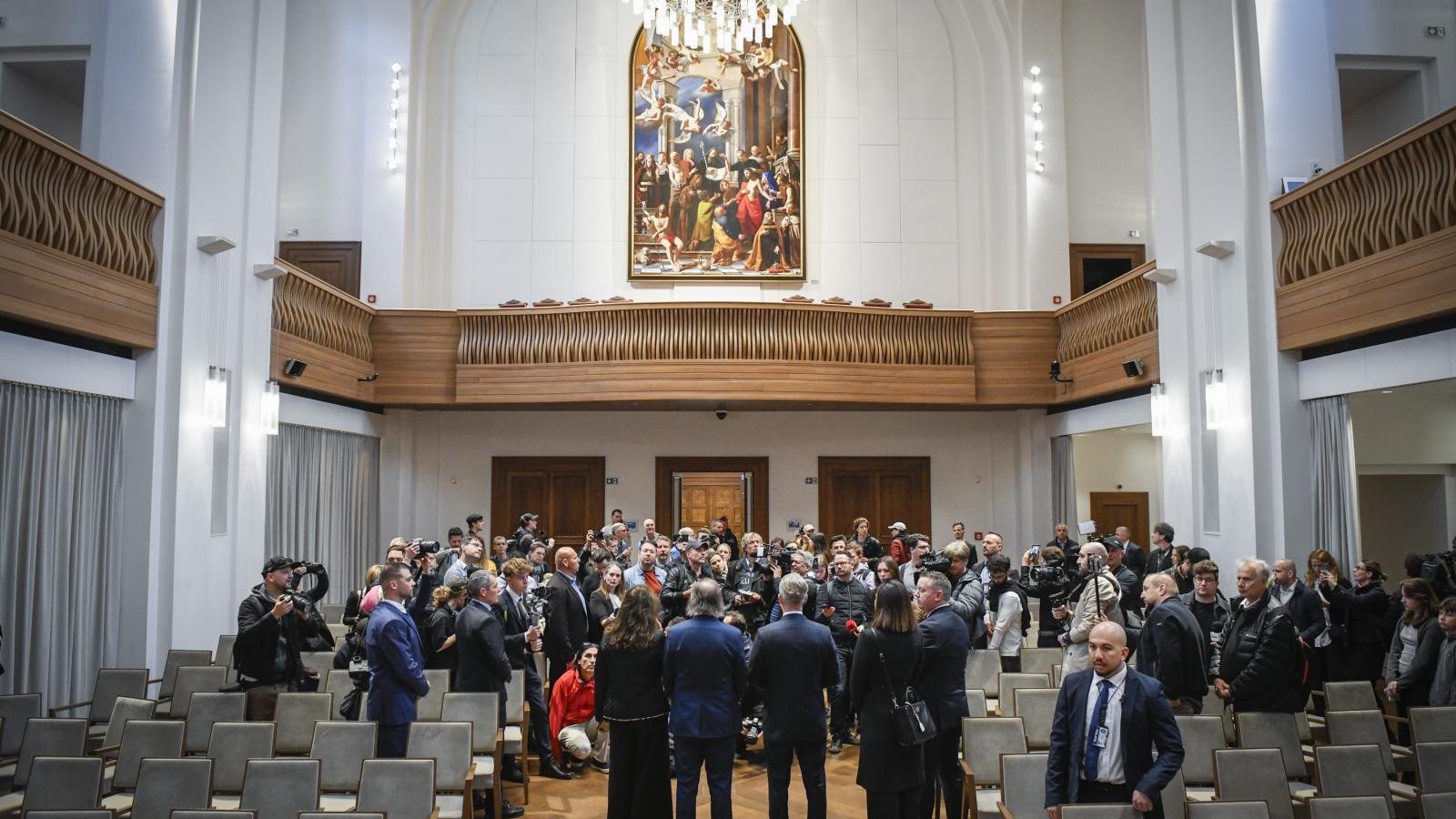 Magyar Péter tárlatvezetése a sajtónak a Karmelitában május 16-án