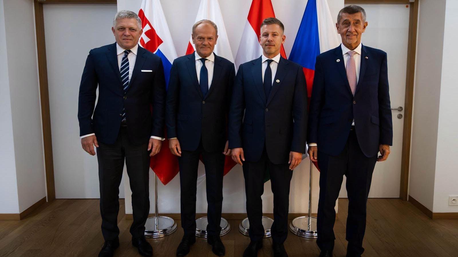 Balról jobbra: Robert Fico szlovák, Donald Tusk lengyel, Magyar Péter magyar és Andrej Babiš cseh miniszterelnök