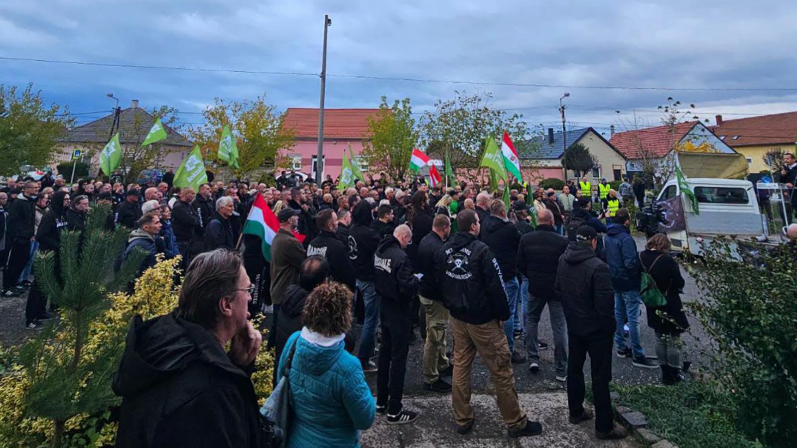 2024-ben Vitnyéden tiltakoztak Orbánék migránstábora ellen. A munkálatok zajlottak, a dolgozókkal titoktartást írattak alá