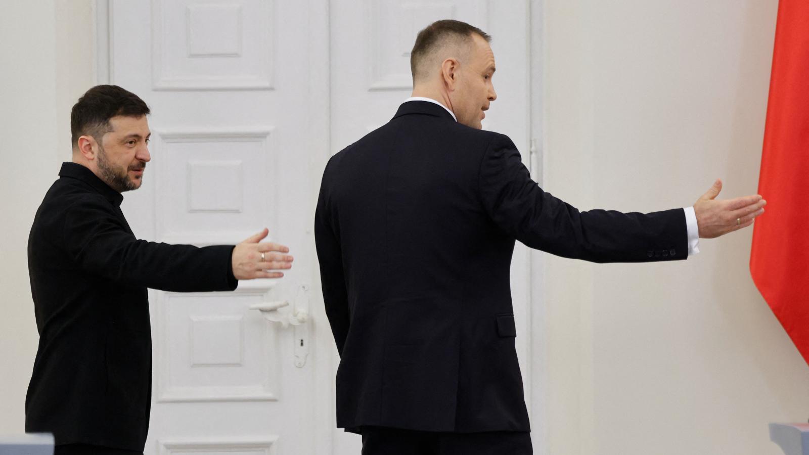 Karol Nawrocki (jobbra) Volodimir Zelenszkijjel 2025. december 19-én Varsóban
