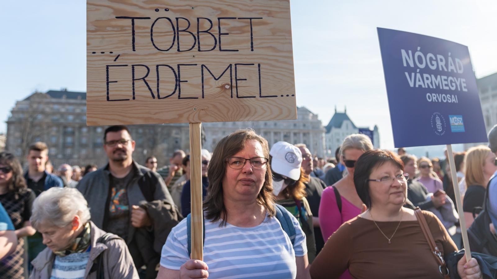 Közös kiállás egy jobb egészségügyért 2025. március 8-án Budapesten a Kossuth téren