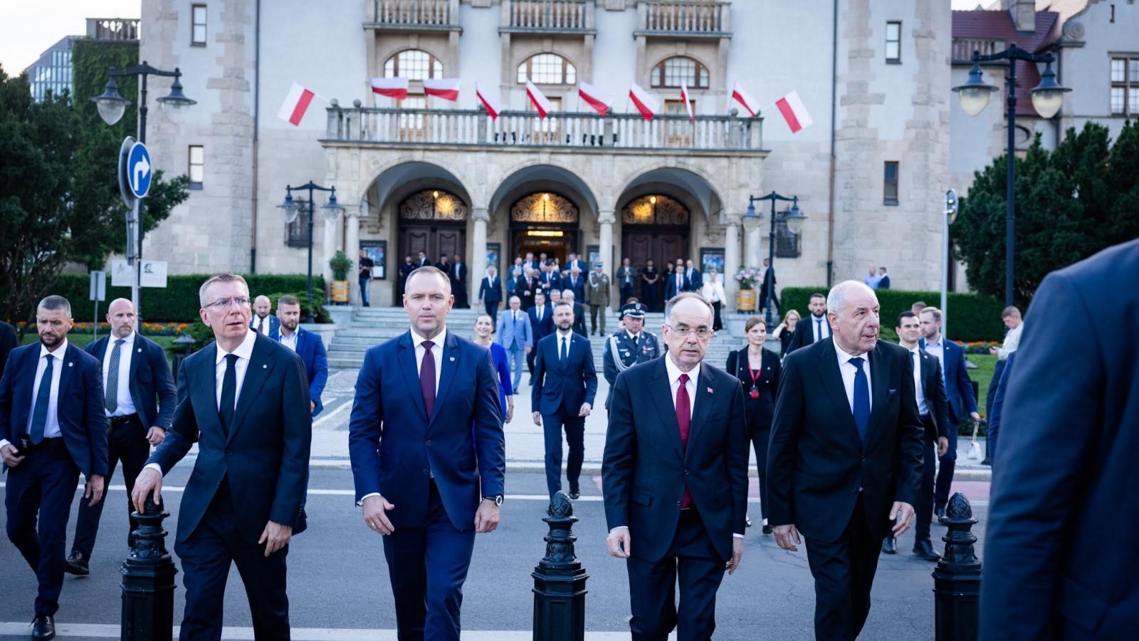 Edgars Rinkēvičs lett, Karol Nawrocki lengyel, Bajram Begaj albán és Sulyok Tamás magyar elnök június 28-án Poznanban 