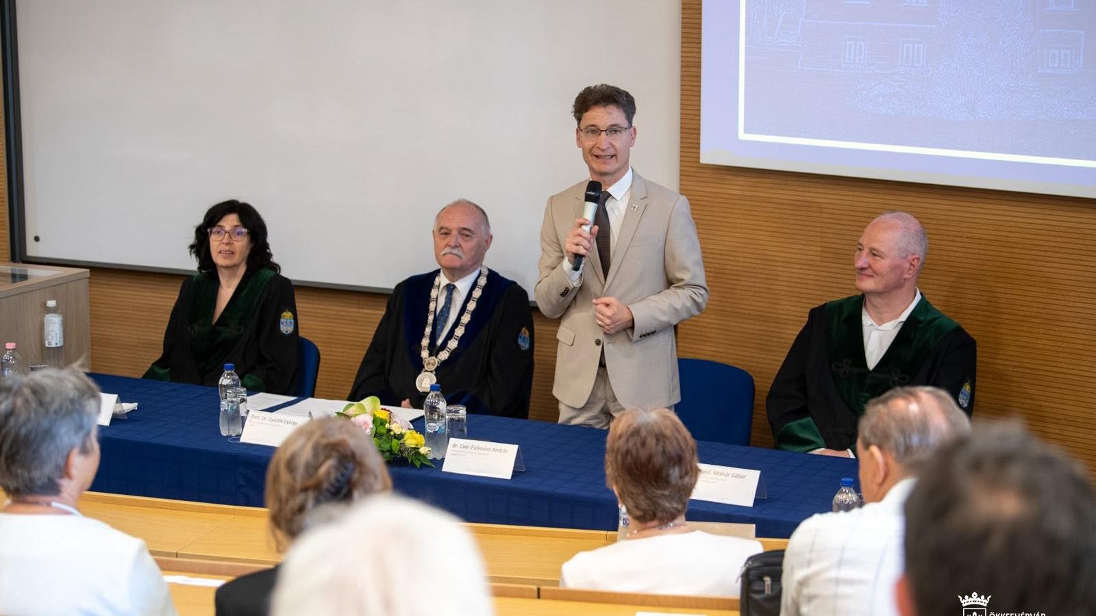 Székesfehérvár polgármestere 2026. június 26-án az Óbudai Egyetem Alba Regia Karán 