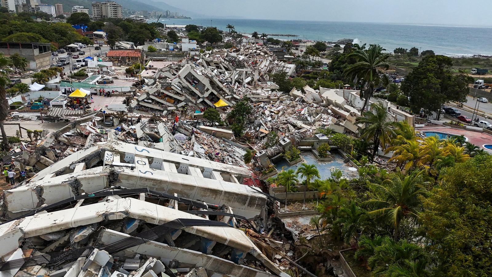 Az összeomlott épületek Caraballedában, La Guaira államban 2026. július 2-án