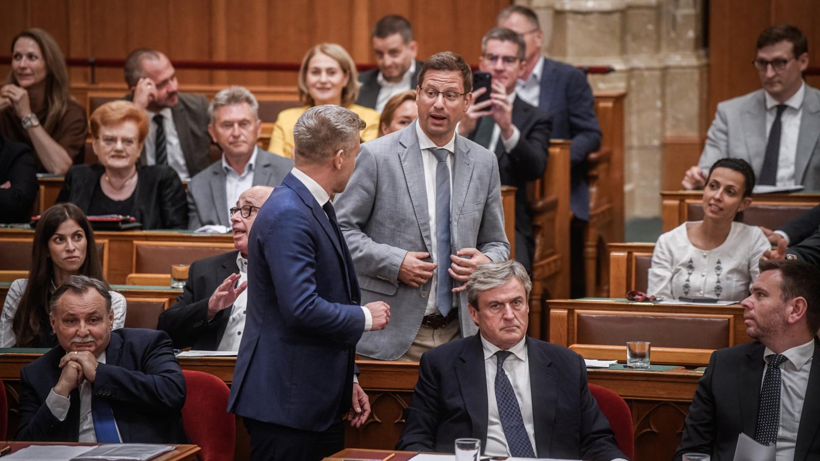 Drámai töltetet hordoz, hogy Magyar Péter és Gulyás Gergely személyében két egykori barát pengézik egymással a parlamentben
