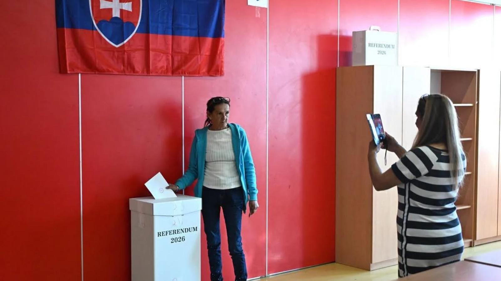 Rekordalacsony, 16,13 százalékos részvétel mellett zajlott a szombati szlovákiai referendum, amely így érvénytelen lett.