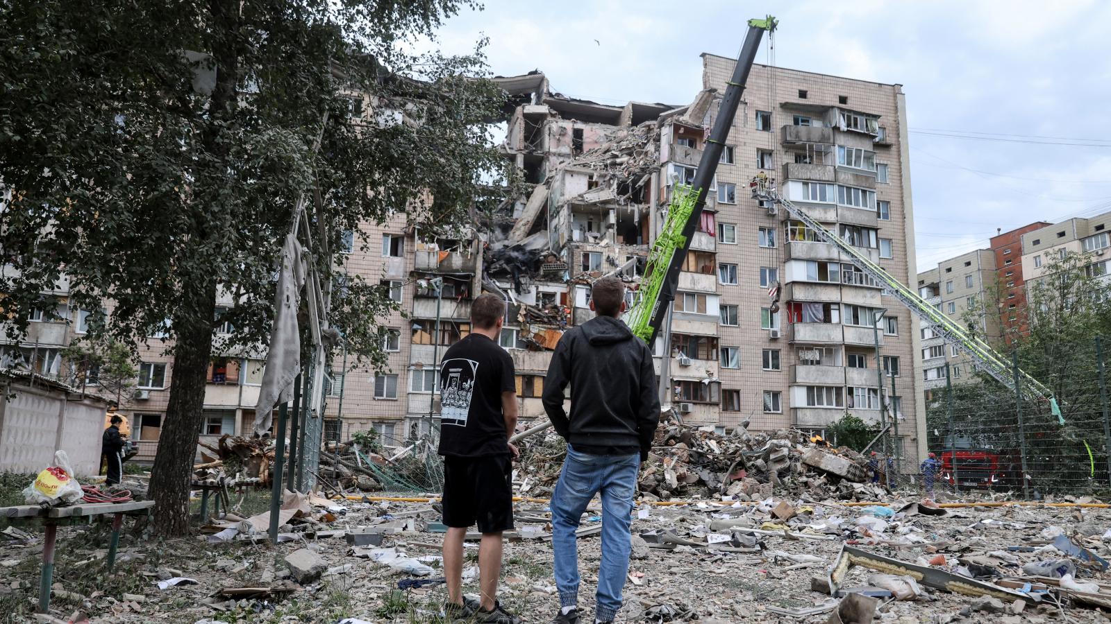Az orosz rakétatámadást követően összeomlott lakóépület Kijevben, 2026. július 6-án