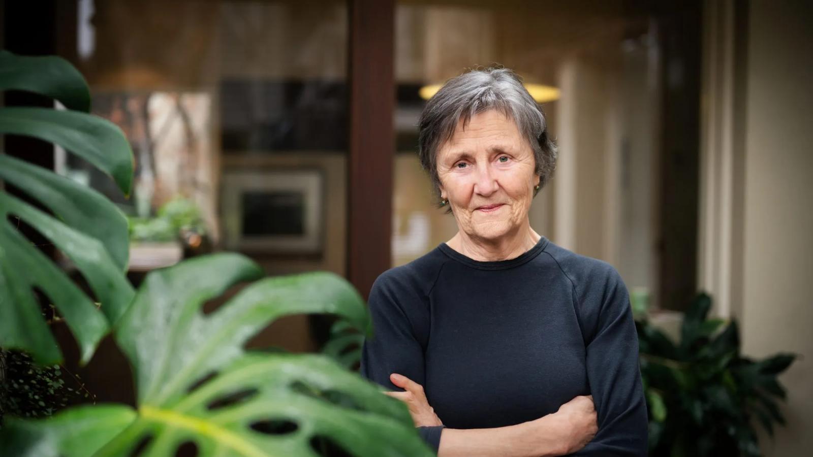 Helen Garner eddigi alkotásainak sorában A fájdalom háza már a harmadik, amelyik a tényirodalom sokszínű műfajának sajátos változatát képviseli
Helen Garner alakábrázoló kvalitásait jelzi, hogy – részben az újságírói-riporteri hagyomány legjavát követve