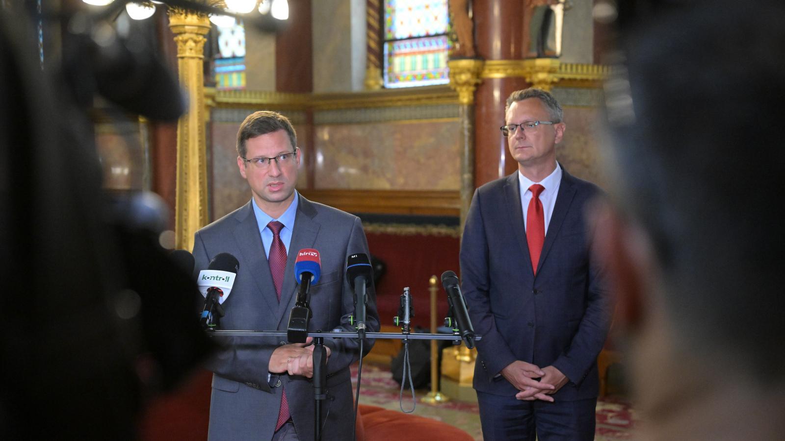 Gulyás Gergely, a Fidesz frakcióvezetője és Rétvári Bence, a KDNP képviselőcsoportjának vezetője „Stop Önkény” címmel tart sajtótájékoztatót az Országház Piros társalgójában 2026. július 6-án
