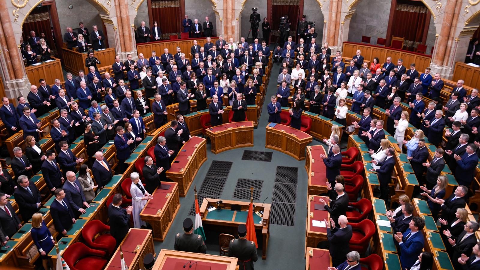 A Tisza-kormány tagjai leteszik az esküt a Parlamentben 2026. május 12-én