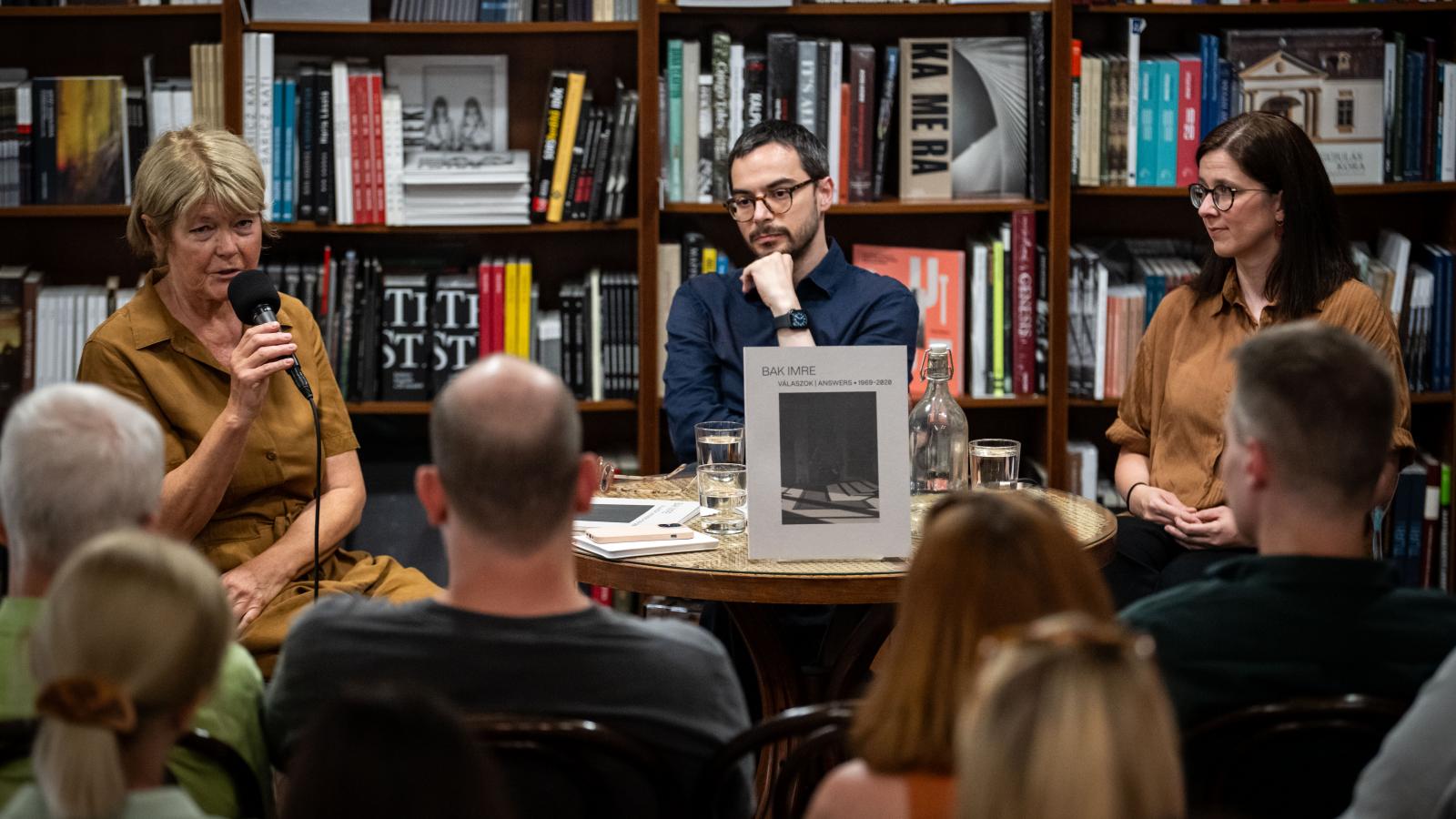 Topor Tünde, az Artmagazin főszerkesztője Fehér Dávidot, a Közép-Európai Művészettörténeti Kutatóintézet (KEMKI) igazgatóját és Deim Réka művészettörténészt kérdezte