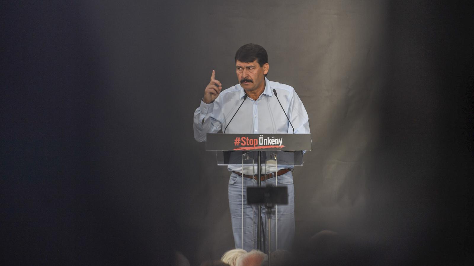 Áder János a "Stop Önkény" elnevezésű tüntetésen a Sándor-palotánál július 9-án 