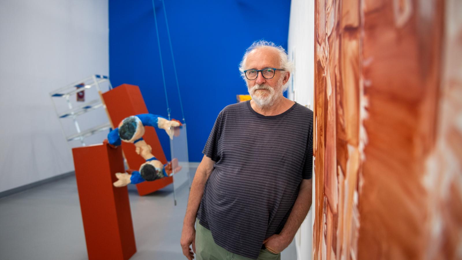 Pacsika Rudolf kiállításán egyes műtárgyak mintha eldőlnének, de ez csupán a látszat