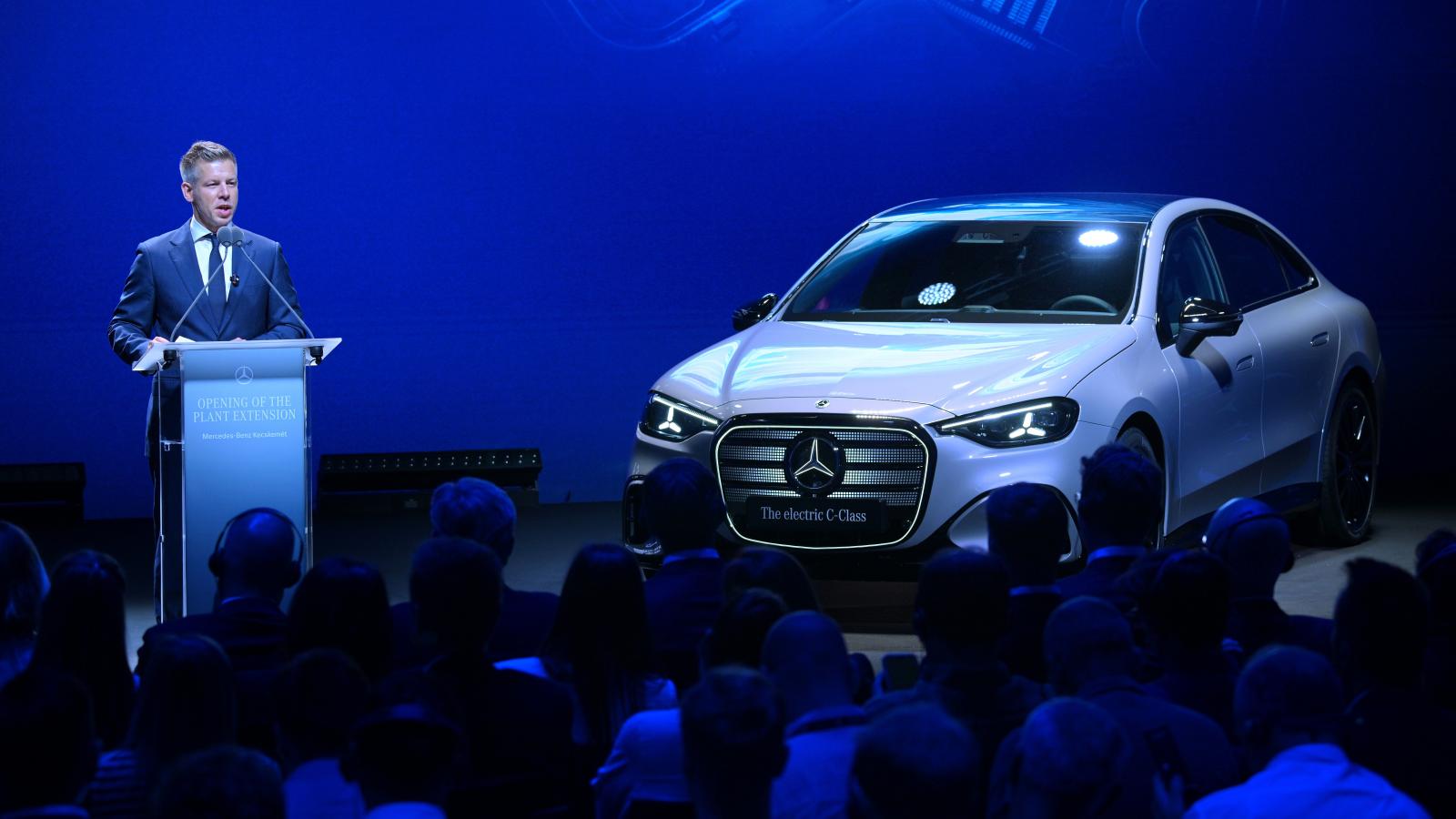 Magyar Péter miniszterelnök beszédet mond a Mercedes-Benz Manufacturing Hungary Kft. új gyáregységeinek átadásán