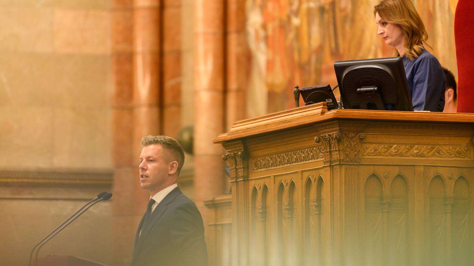 Magyar Péter és Forsthoffer Ágnes az Országgyűlés rendkívüli ülésén július 13-án