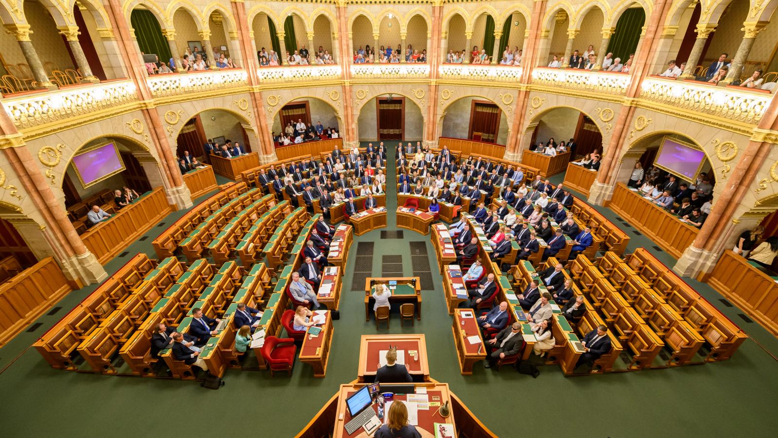 Az Országgyűlés rendkívüli ülése július 13-án 
