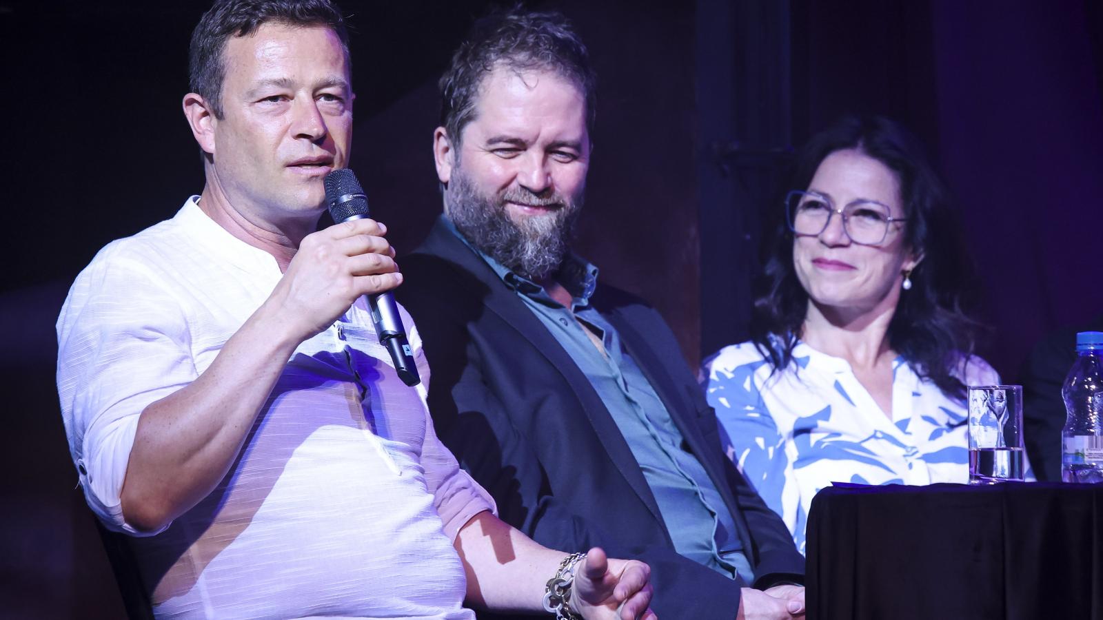 Orbán János Dénes (mikrofonnal) a Budapesti Operettszínház sajtótájékoztatóján 2023. május 25-én 