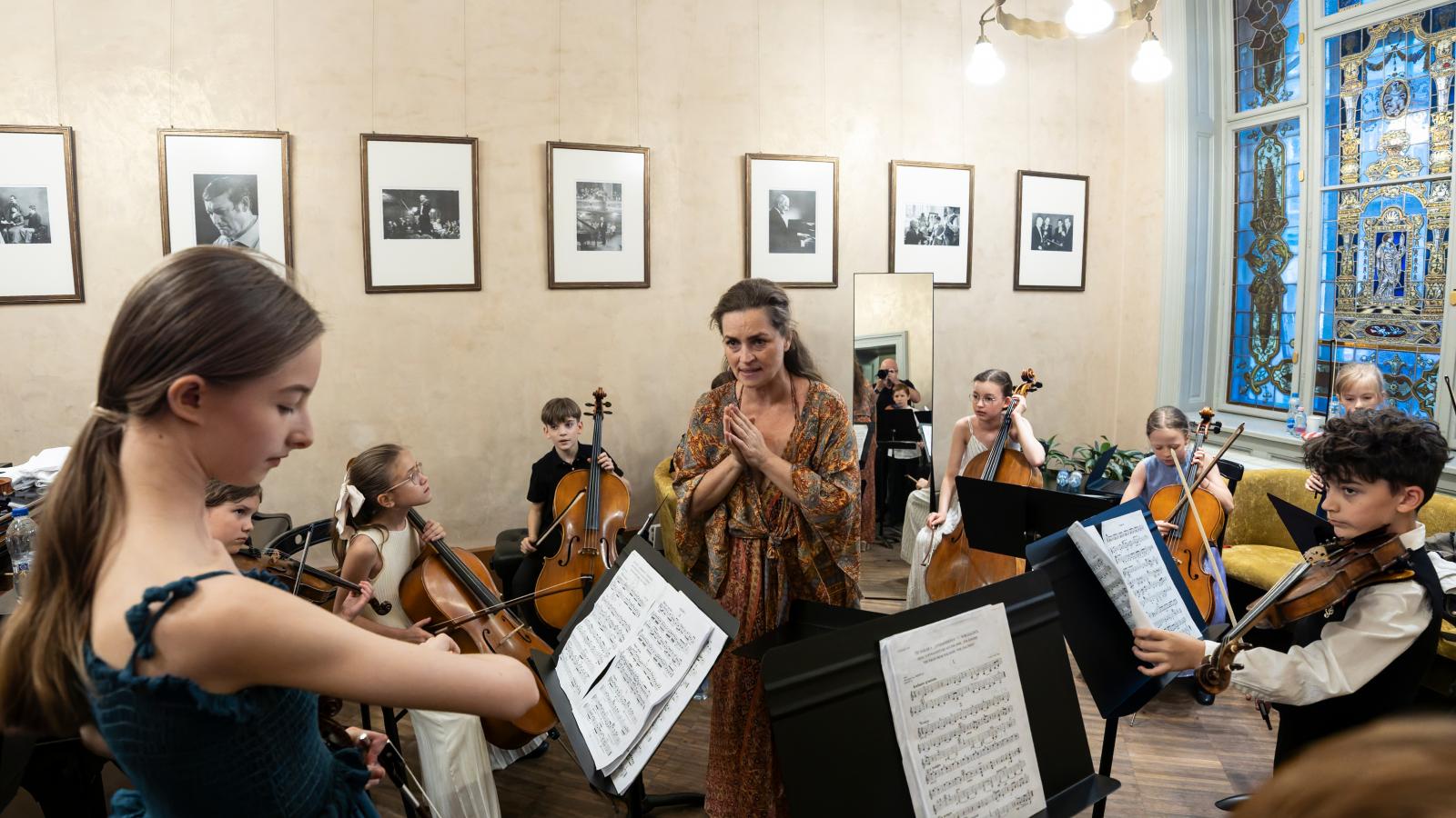 A „tücskök” próbája Kokas Katalinnal. Tanítványa, Lottenbach Ilona a Liszt Ferenc Zeneművészeti Egyetem Rendkívüli Tehetségek Képzőjébe jár 