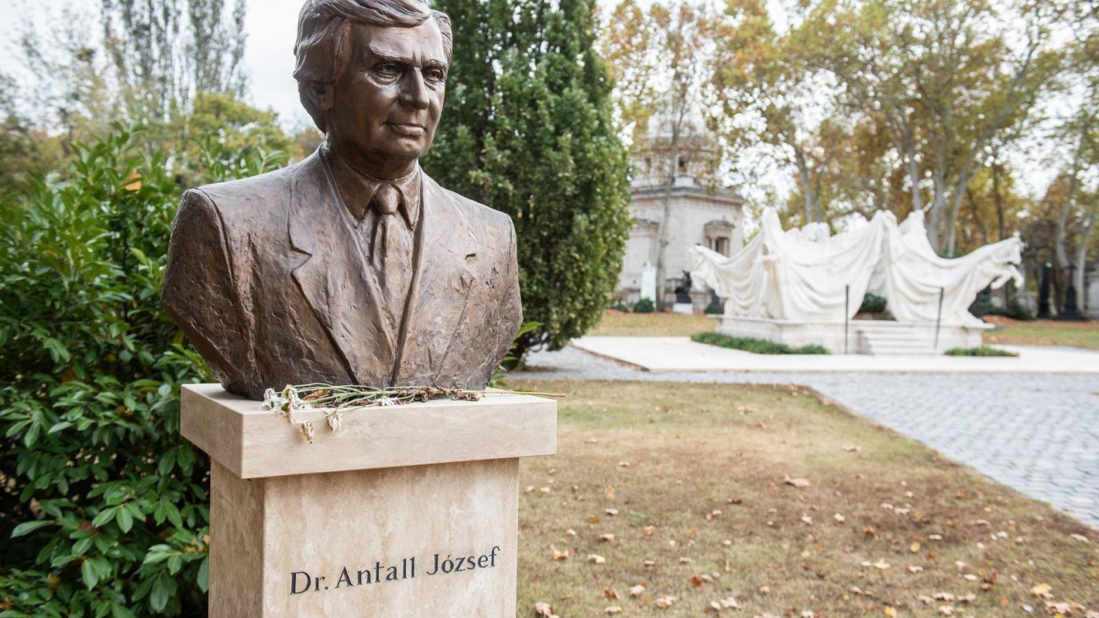Antall József szobra és síremléke a Fiumei úti Nemzeti Sírkertben