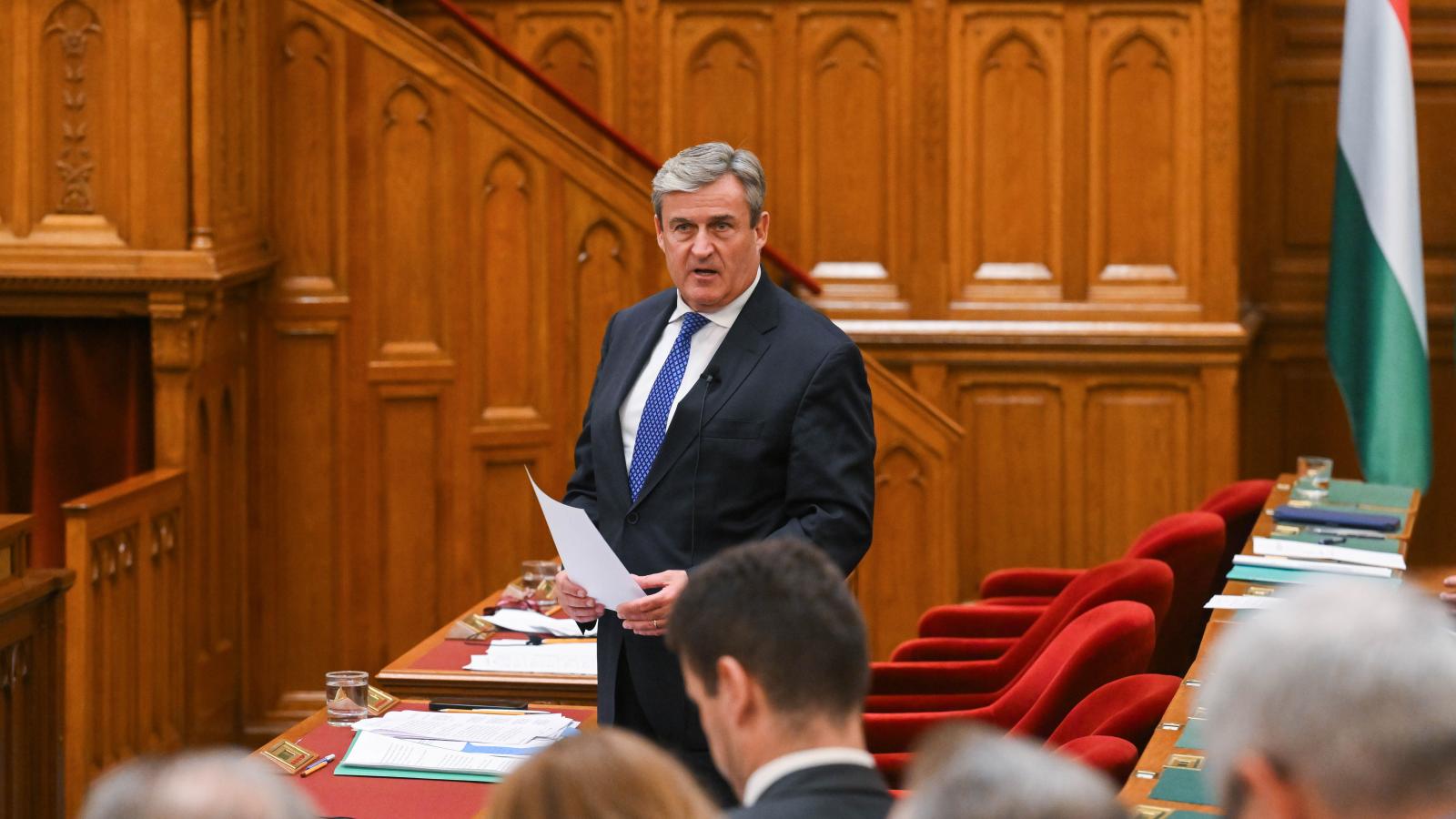 Kapitány István, mint előterjesztő felszólal Magyarország Helyreállítási és ellenállóképességi tervében szereplő energetikai tárgyú vállalások teljesítéséhez szükséges törvények módosításáról szóló vitában az Országgyűlés rendkívüli ülésén július 14-én