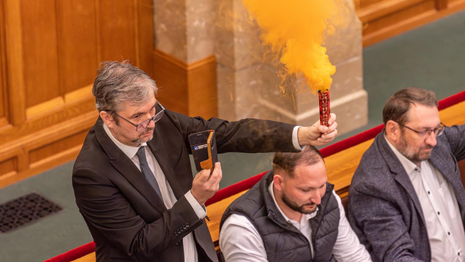 Illusztráció: Hadházy Ákos füstgyertyás akciója az Országgyűlésben 2025. március 8-án 