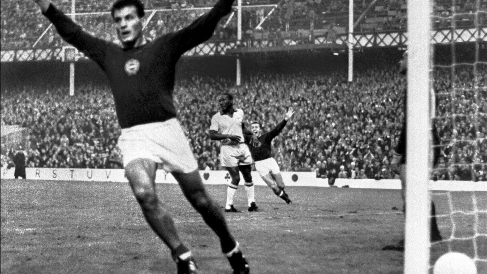 A zseniális Farkas Jancsi, a legendás második gól szerzője ünnepel, volt mit: ez a világbajnokságok legnagyobb góljainak egyike