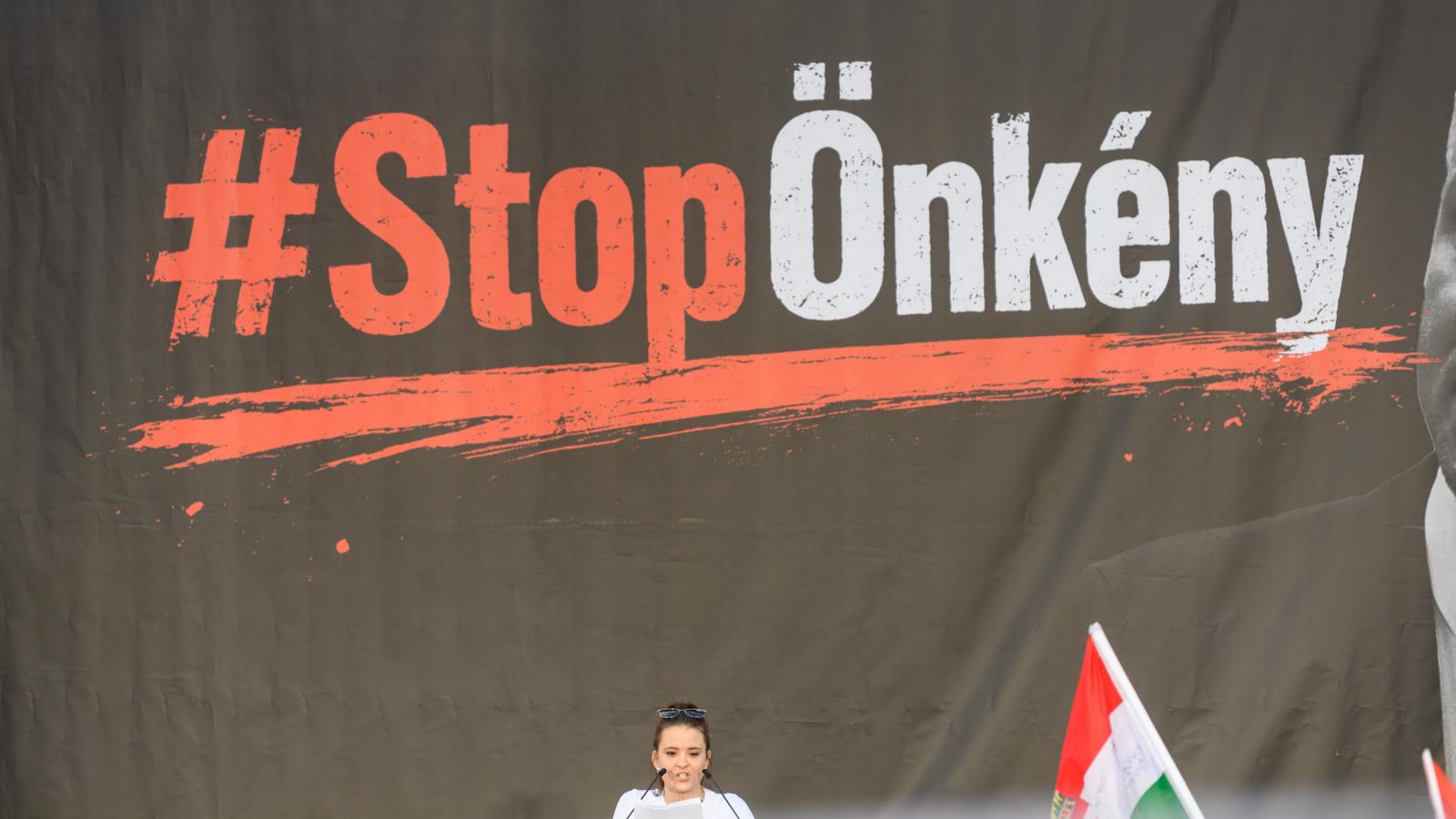 Tóth Elizabeth influenszer a Fidesz július 9-i tüntetésén 