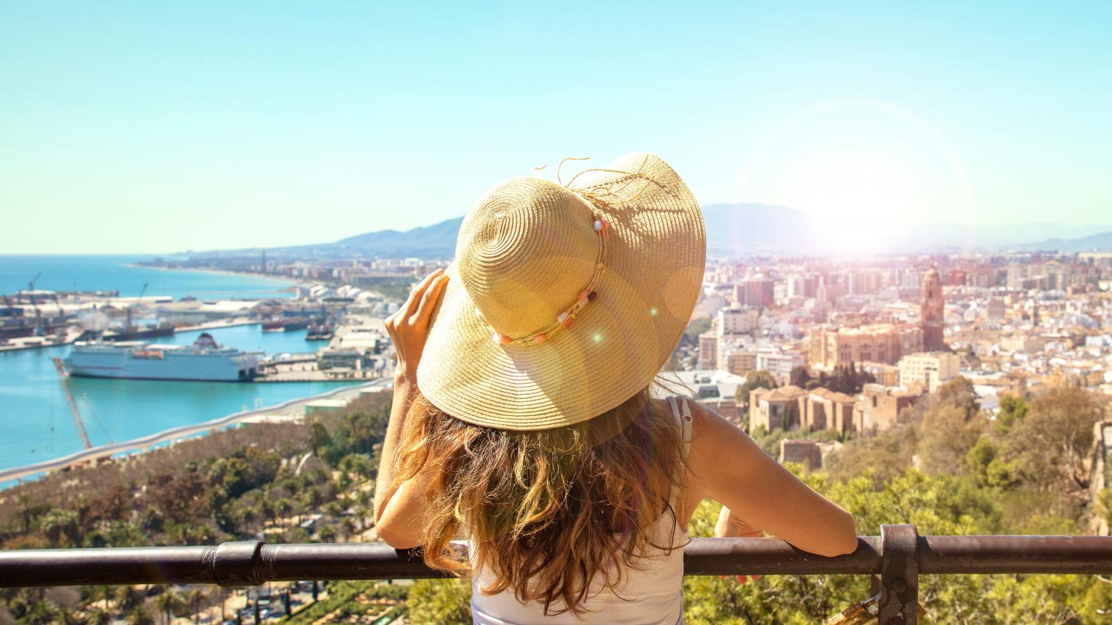 Elképzelem őt Malaga napfényes utcáin, a tenger szelíd hullámai előtt