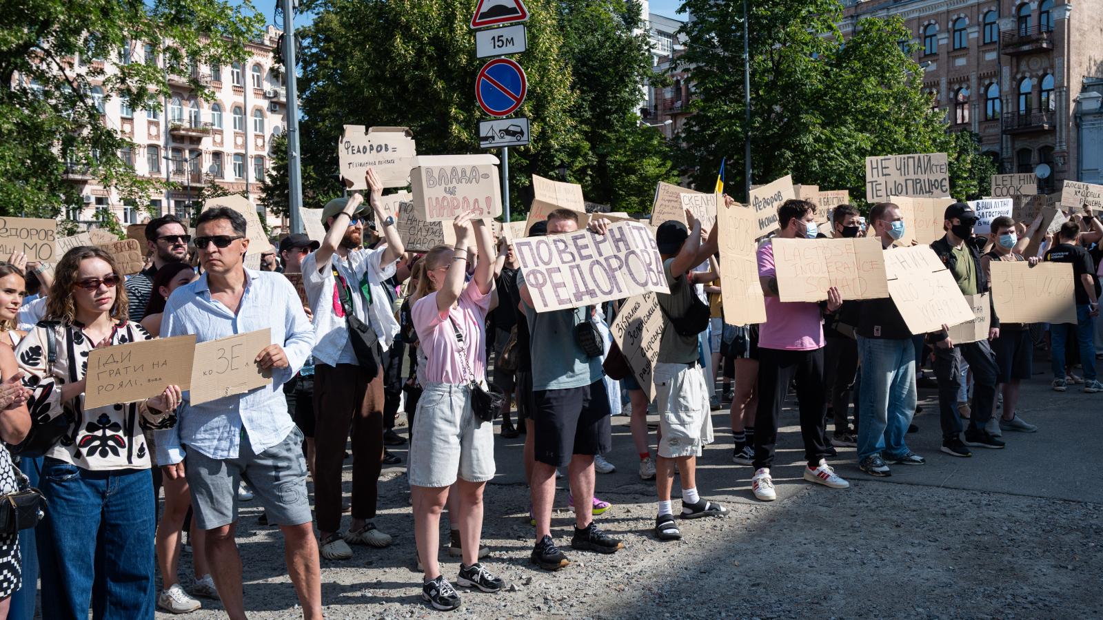 A kijevi tüntetésre az emberek olyan transzparensekkel érkeztek, minthogy „Ne nyúlj ahhoz, ami működik", "El a kezekkel Fjodorovtól", és egyebek közt azt skandálták: "Hozd vissza Fjodorovot"