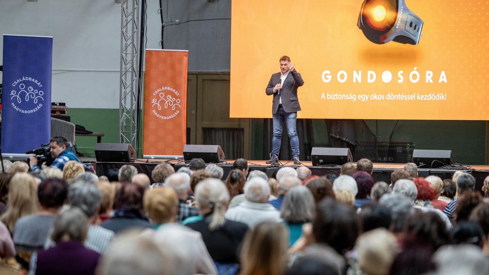 Juhász Roland, a Gondosóra program felügyeletéért és megvalósításáért felelős Kormányzati Szolgáltató Központ Nonprofit Kft. ügyvezetője beszédet mond Szerencsen február 15-én