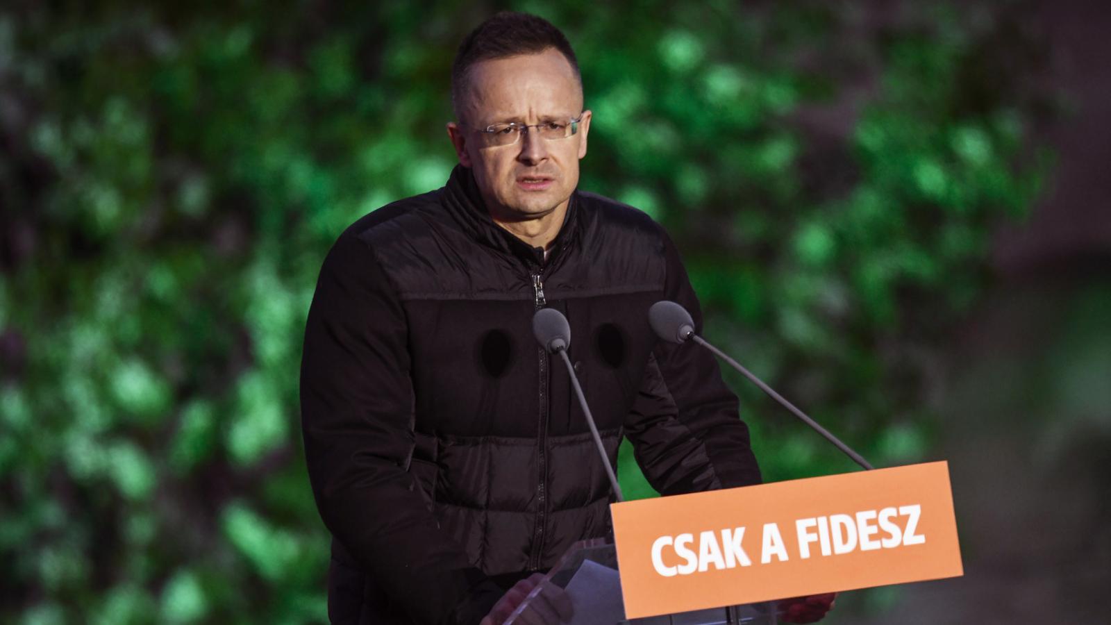Szijjártó Péter itt még más szerepben. A bukott külügyminiszter a Fidesz egyik arca volt a kampányban