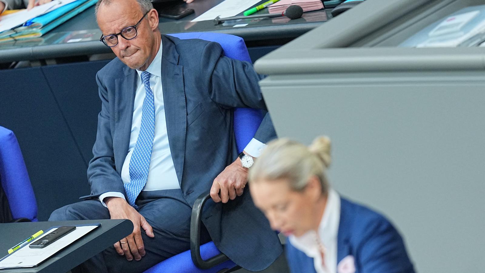 Friedrich Merz kancellár és Alice Weidel, az AfD társelnöke a Bundestagban