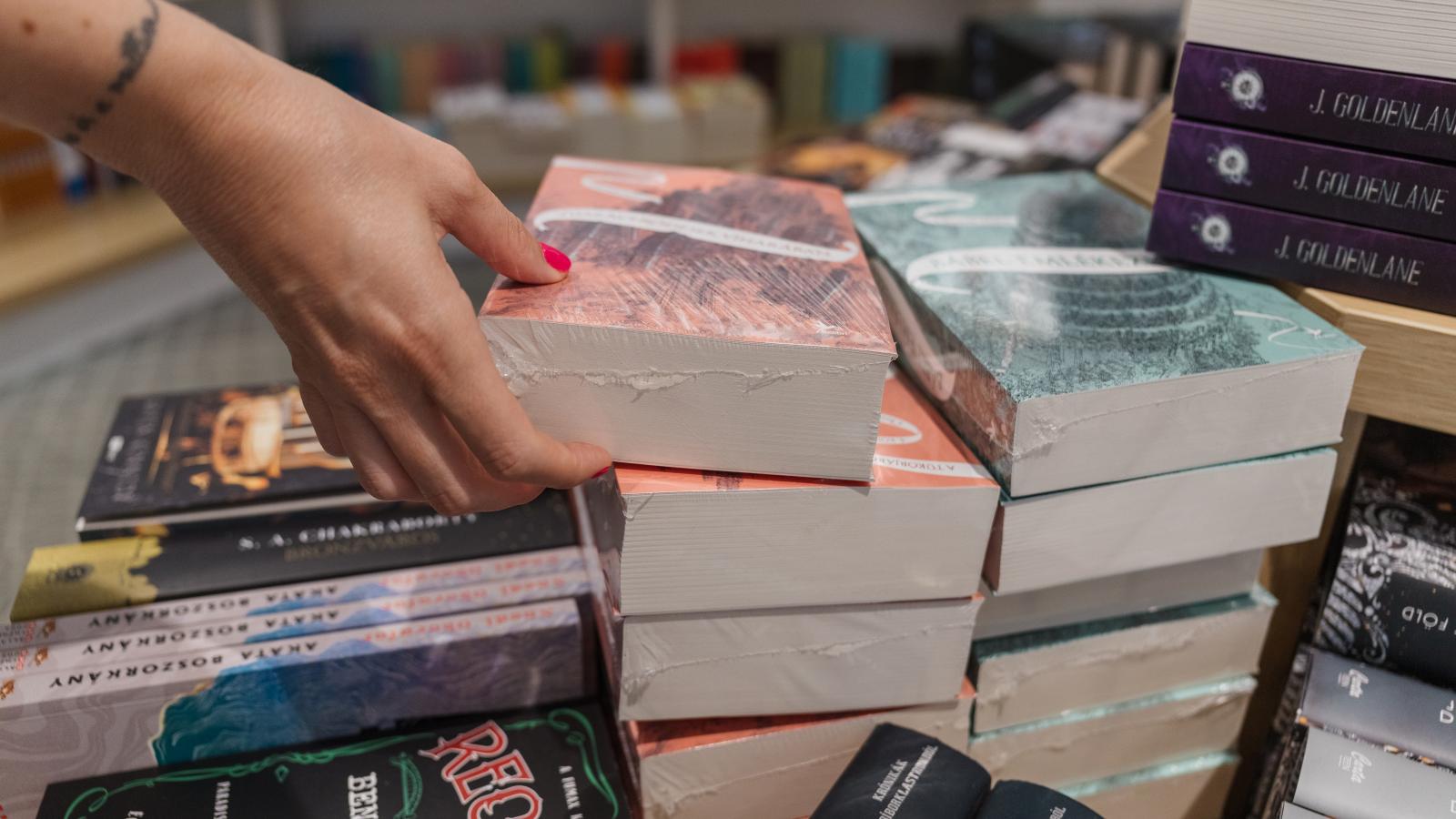 A könyvfóliázás markáns jele volt a cenzúrának, ami mindenről szólt, csak nem a gyermekvédelemről