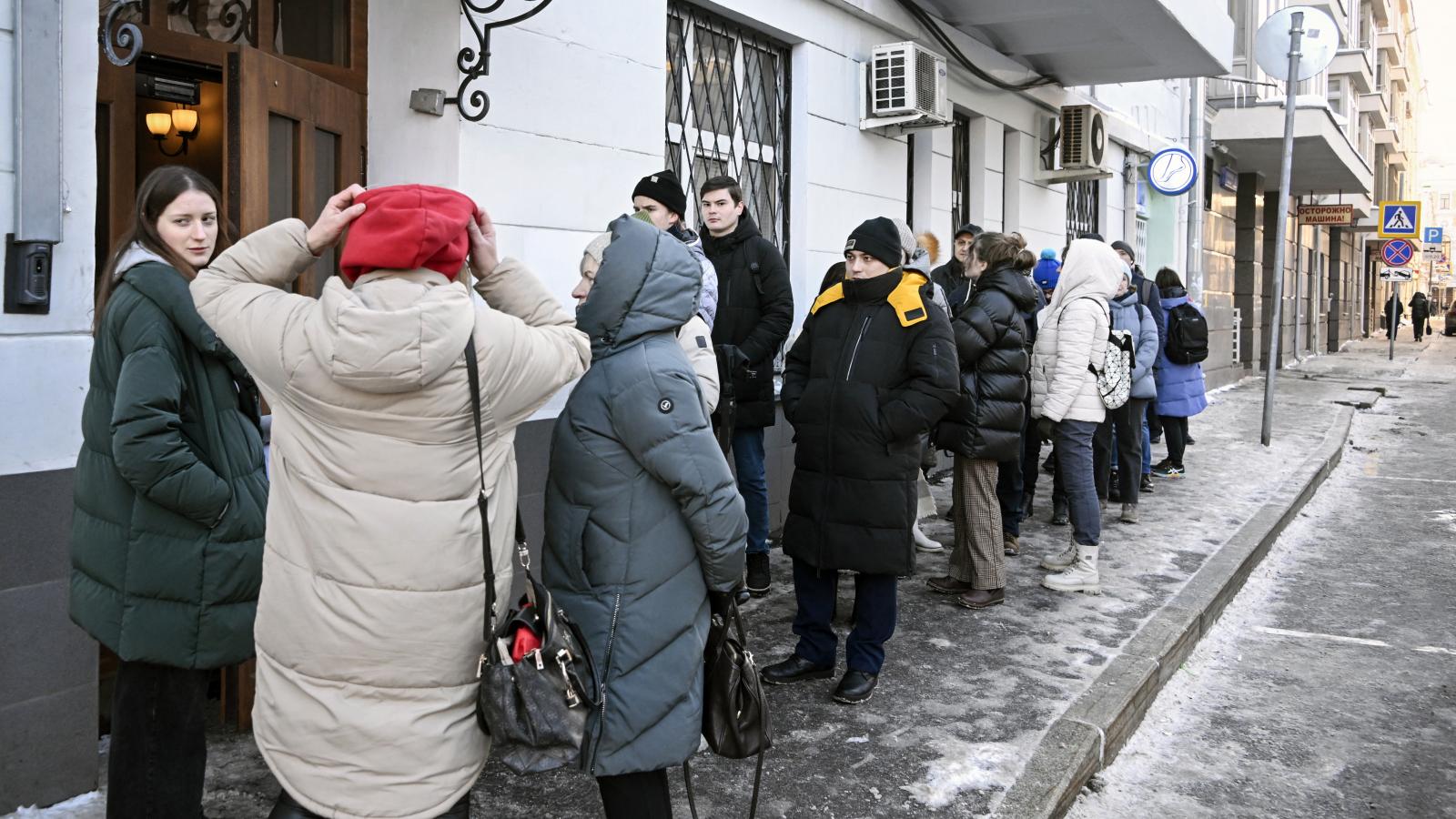 Hatalmas sorok álltak Oroszország-.szerte a 2024-es elnökválasztási kampányban a Borisz Nagyezgyin indulását támogató aláírásgyűjtő pontok előtt. Ez volt az egyetlen formája annak, hogy az emberek kifejezzék a Kreml és Putyin politikájával való szembenáll