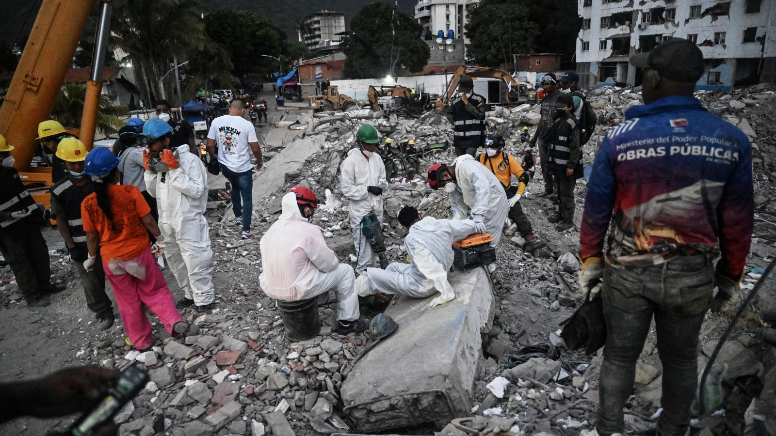 Önkéntesek és mentőalakulatok keresnek holttesteket a június 24-i földrengések által megrongált épületek romjai között Tanaguarenában, La Guaira államban, Venezuelában, 2026. július 18-án