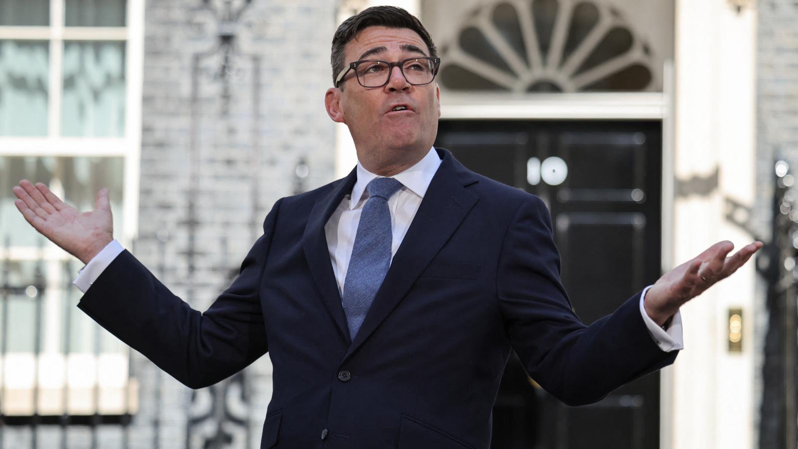Andy Burnham hétfőn a brit miniszterelnöki rezidencia, a londoni Downing Street 10. előtt