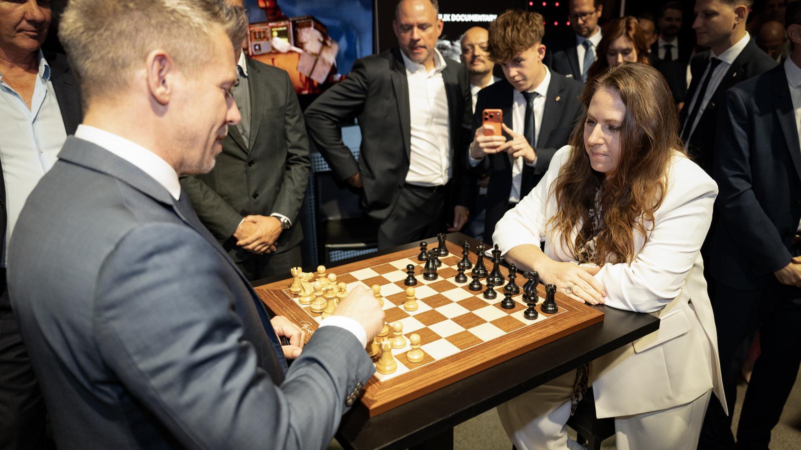 Magyar Péter és Polgár Judit sakkoznak