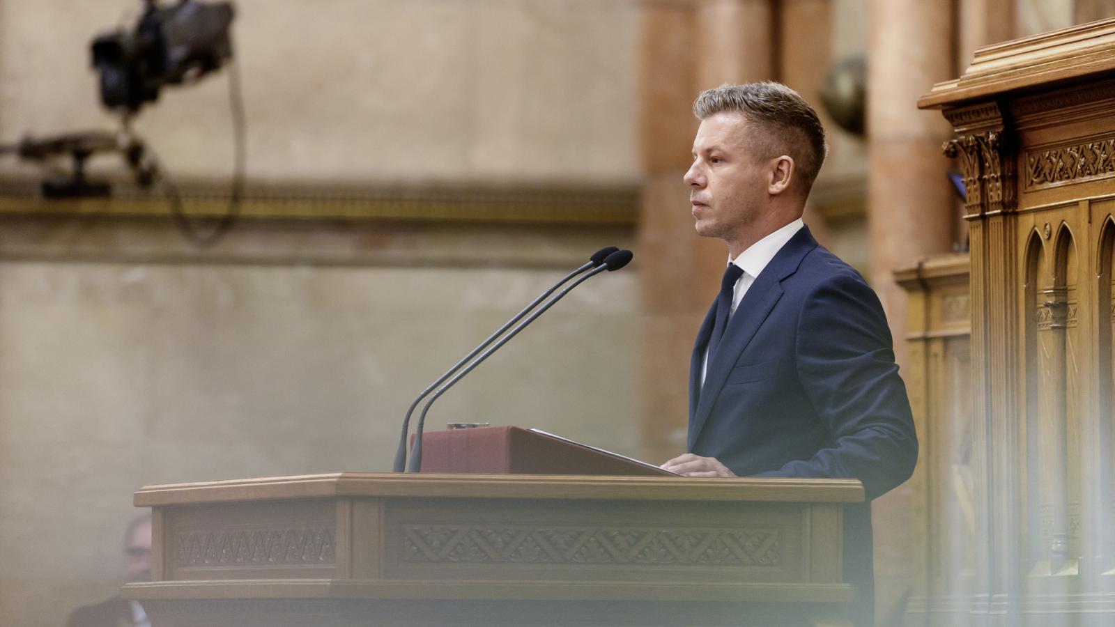A kormány tagjai a heti munkanapjaikból egy-két napot a parlamentben töltenek, ami sok hasznos időt vesz el a valódi kormányzástól.