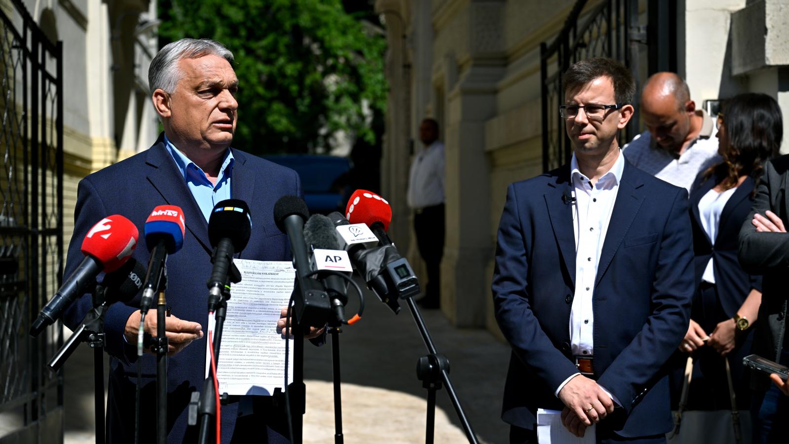 Illusztráció: Orbán Viktor és Bóka János, a Fidesz  új parlamenti frakcióvezetője sajtótájékoztatót tart a Fidesz-székház előtt július 22-én 
MTI/Hegedüs Róbert 