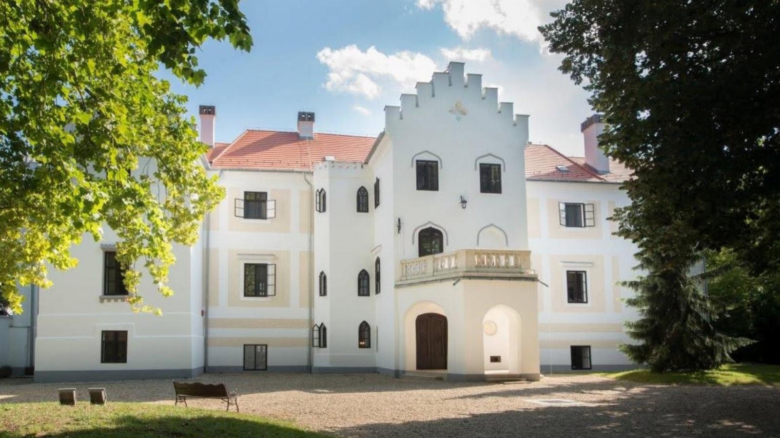 A Zsennyei Alkotóházhoz még egy őspark is tartozik, így a megmentéséért küzdők szerint az intézmény megmentése fontos környezetvédelmi kérdés is