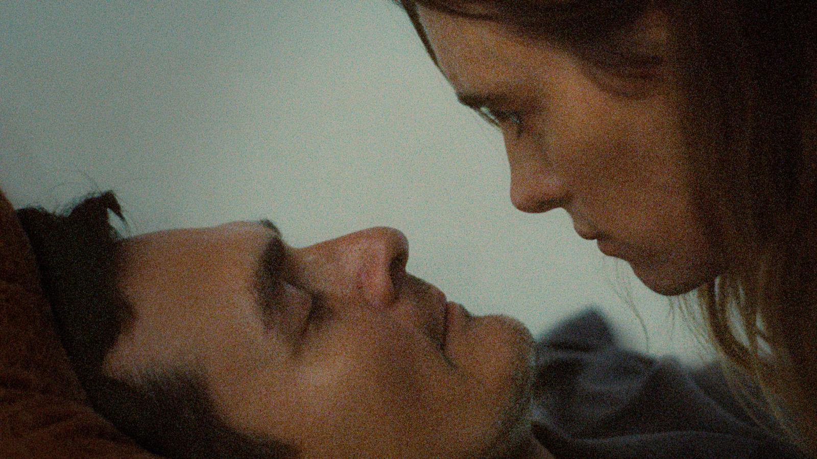  Mackenzie Davis és Rupert Friend játssza a főszerepeket Horvát Lili Velencében versenyző Jegyzeteim a Marsról című filmjében 