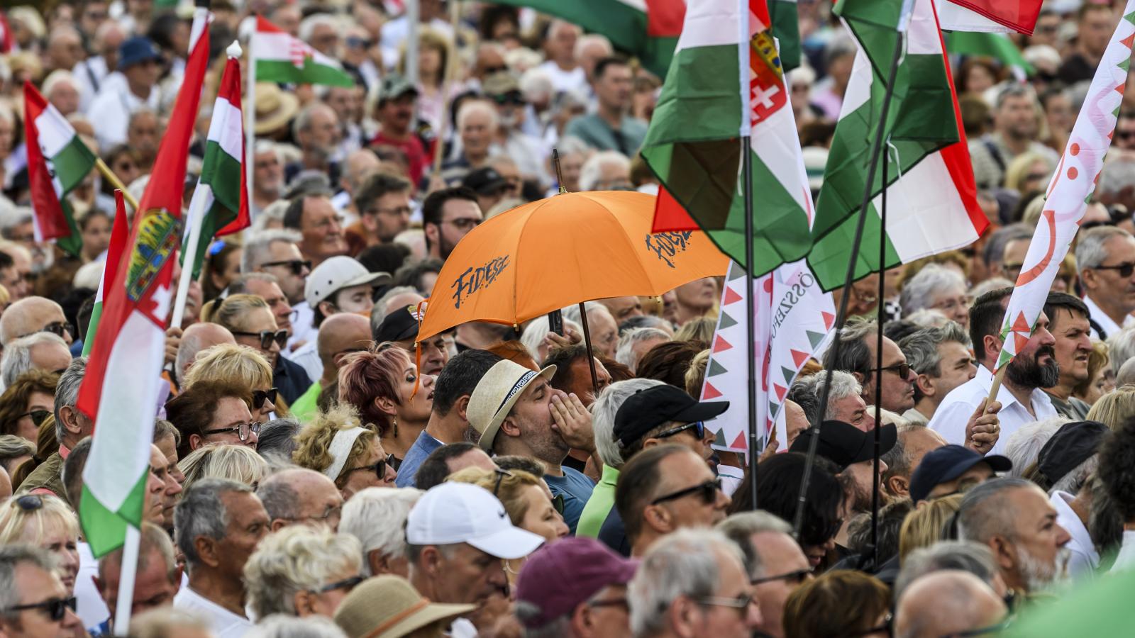  A miniszterelnöki tisztségre vonatkozó korlátozás azt jelenti, hogy Orbán Viktor sem lehet kormányfő a későbbiekben. Ennek ellenére a fideszesek 18 százaléka is rábólintott a változtatásra
