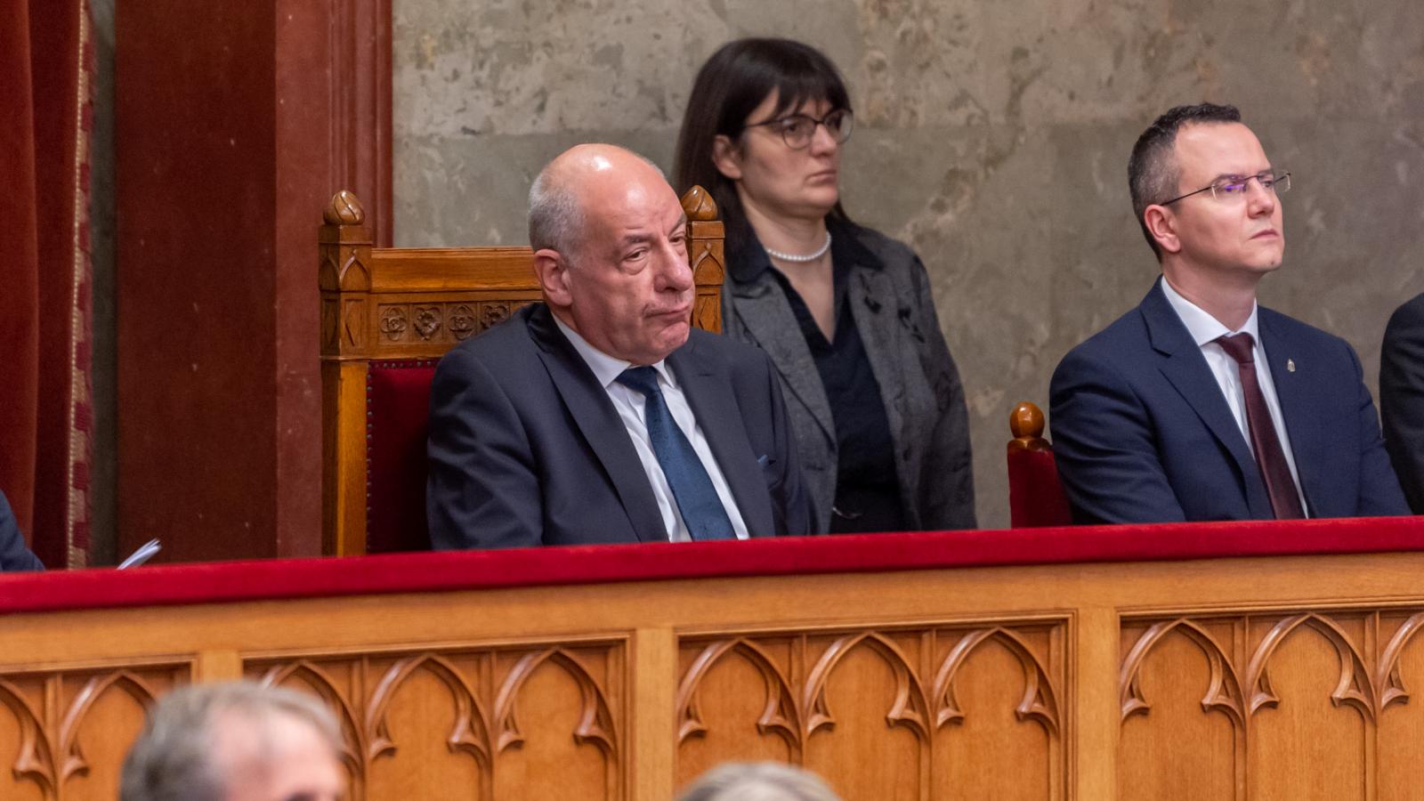 Sulyok Tamás az Országgyűlés alakuló ülésén szomorkodik. Itt még államfő volt