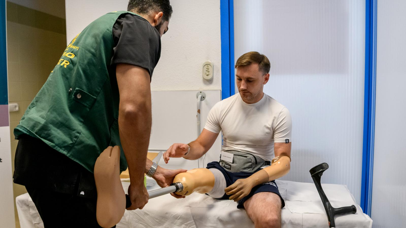 Állapotfelmérés és méretvétel után nagyon gyorsan elkészül a protézis a háborús sérültek számára