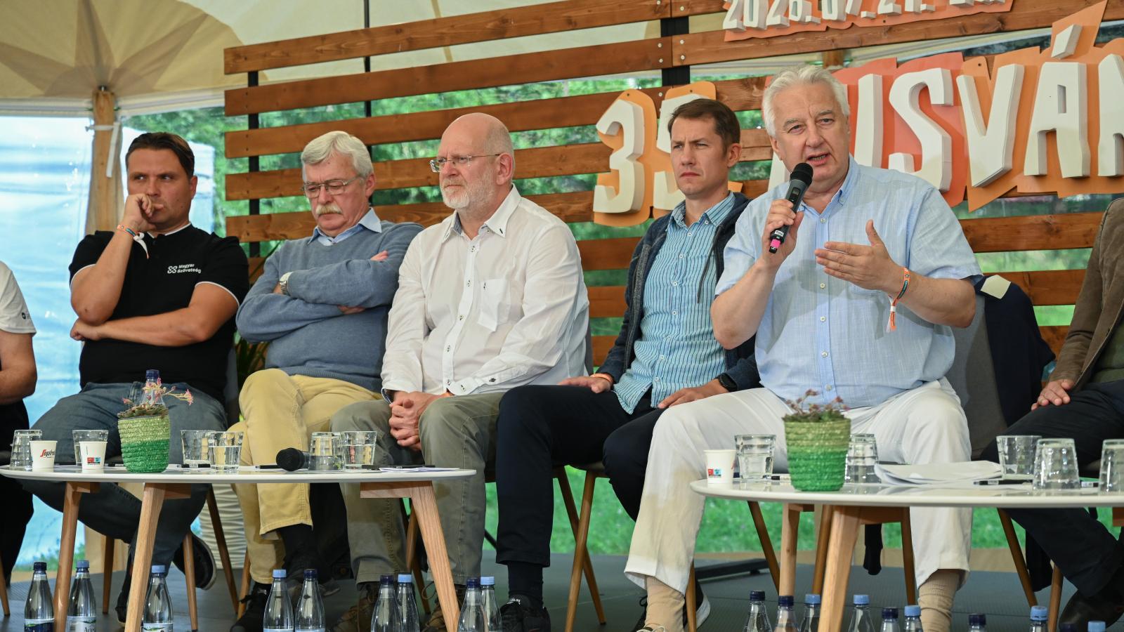 Semjén Zsolt (jobbra) a Merre vigyük végzetünk? című nemzetpolitikai kerekasztal panelbeszélgetésen Tusványoson július 24-én 