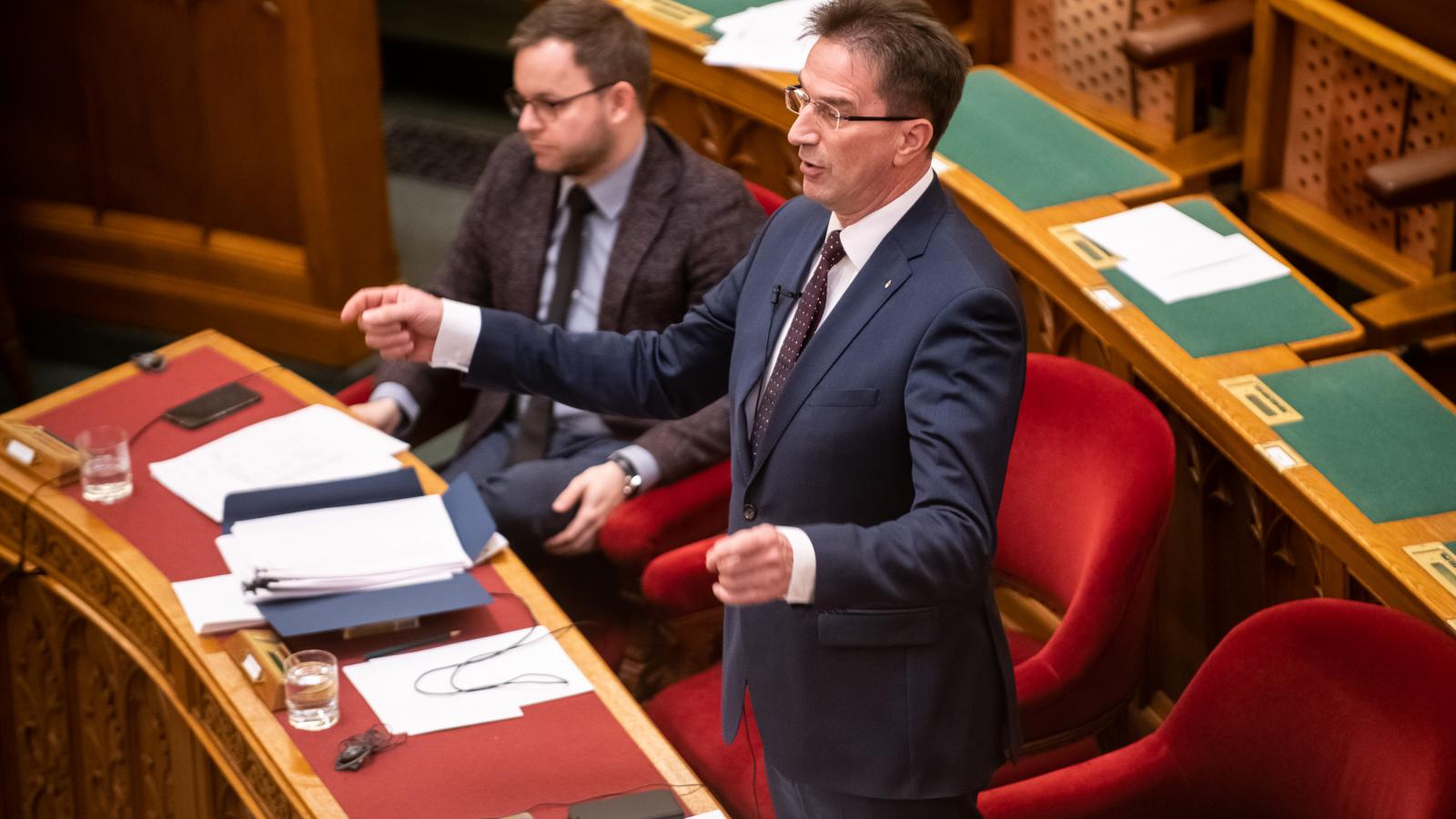 Völner Pál igazságügyi államtitkár titkosszolgálati lehallgatásokat engedélyezhetett, miközben őt magát bírói engedéllyel hallgatták le büntetőeljárásban.