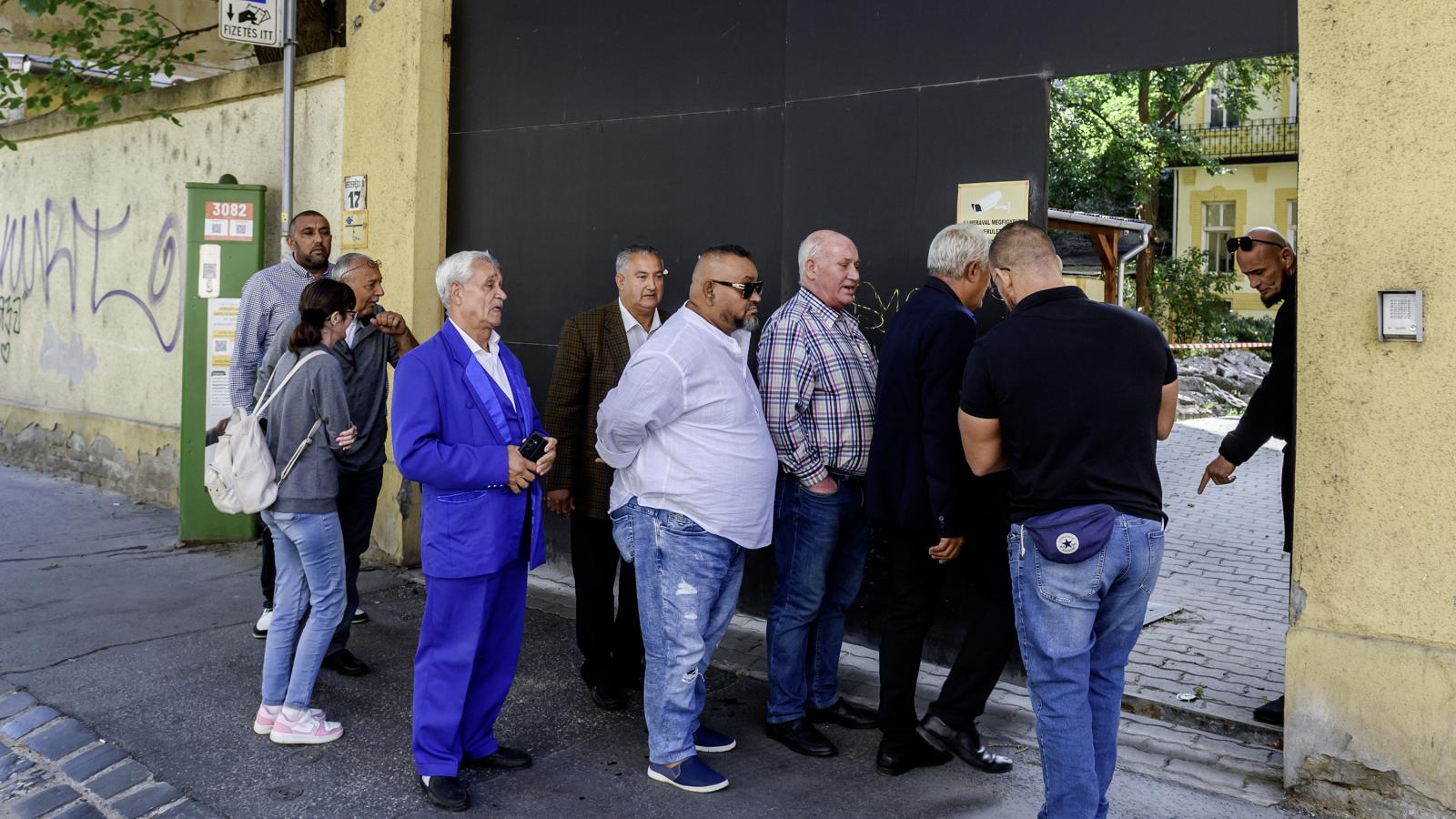 A kapuban álló biztonságiak ezúttal sem engedtek senkit belépni, aki nem szerepelt az előre megadott névsorban