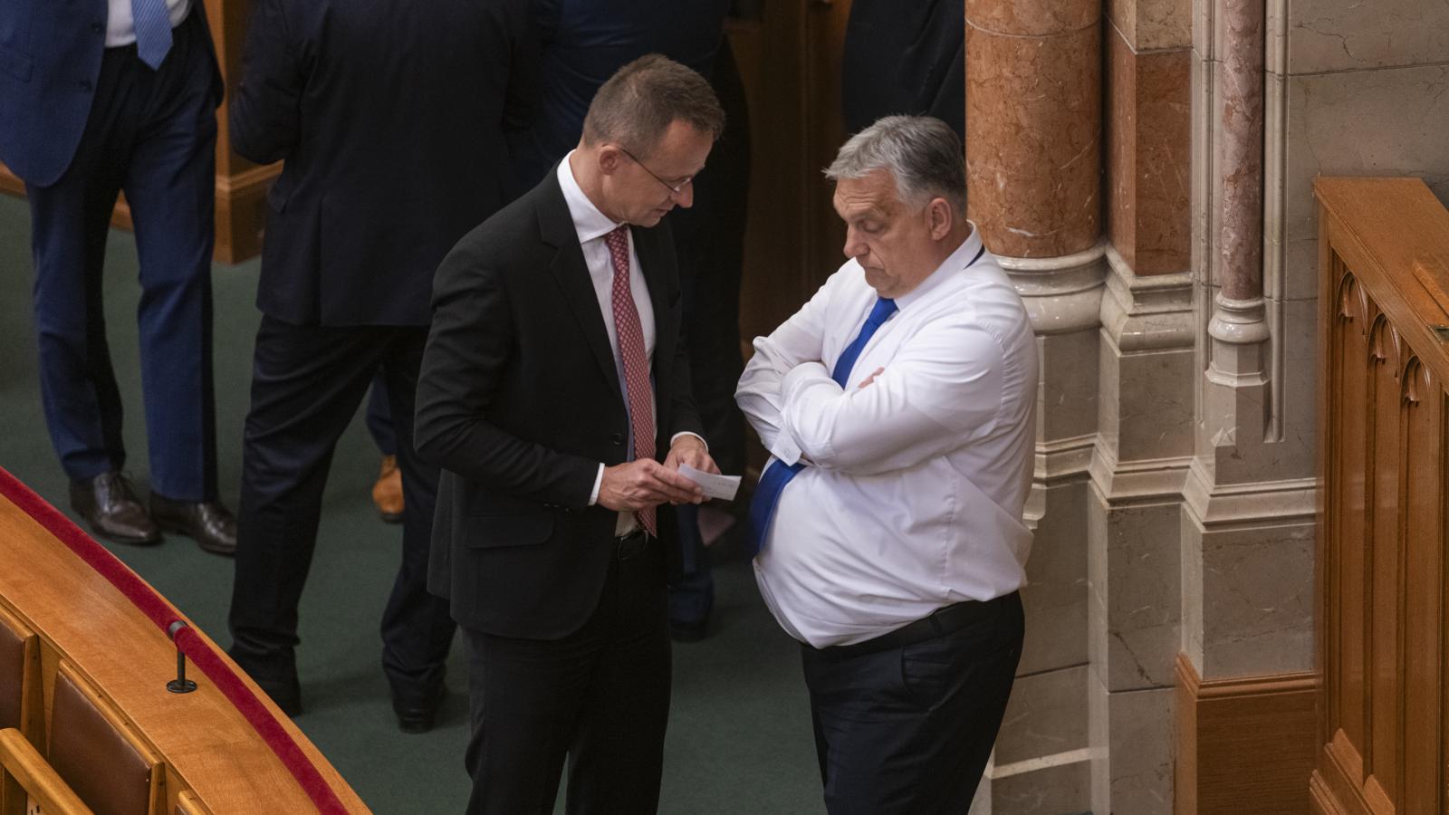 Az Orbán–Szijjártó-duett. Kérdés, mivel okoztak nagyobb kárt, a külhoni magyarsághoz fűződő politikájukkal vagy az ország nemzetközi kapcsolatrendszerének lerombolásával