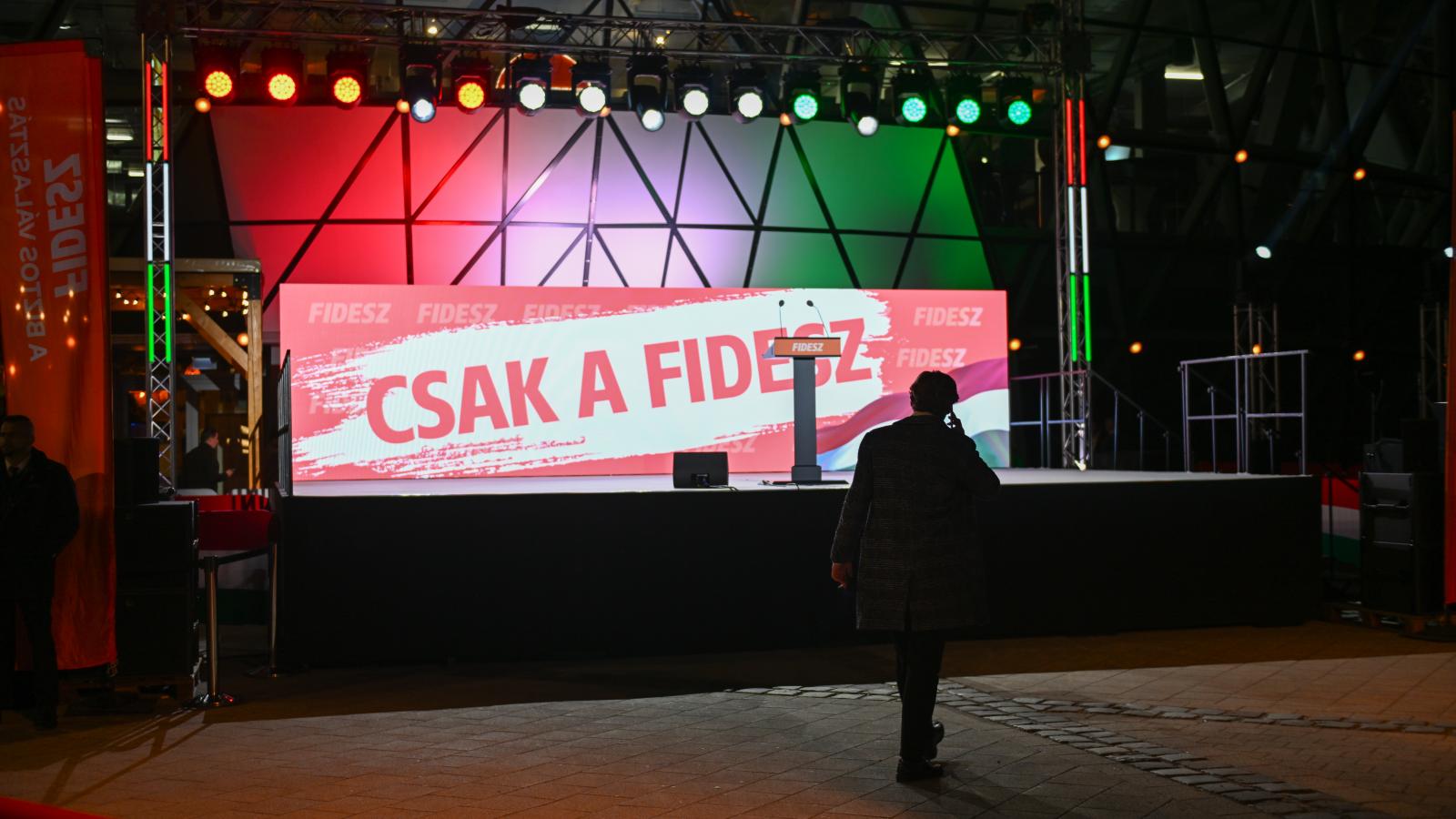 Fideszes jelszó nemzeti színű háttérrel 2026. április 12-én
